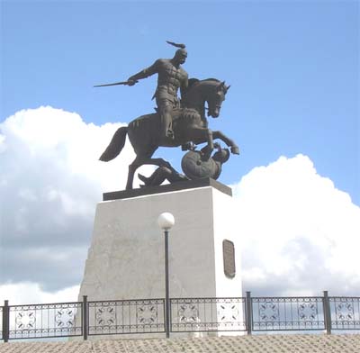 Памятник Святославу в Белгородской области, с. Холки. Скульптор В. Клыков, 2005 г.